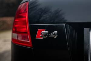 Image 36/39 of Audi S4 (2006)