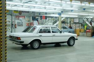 Bild 12/50 von Mercedes-Benz 230 (1977)