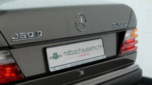 Imagen 9/40 de Mercedes-Benz 250 TD (1990)