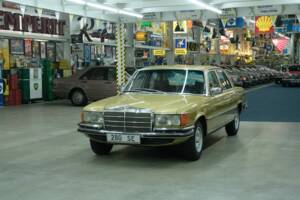 Image 2/50 de Mercedes-Benz 280 SE (1975)