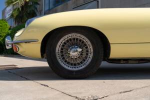 Image 3/78 de Jaguar E-Type (1969)