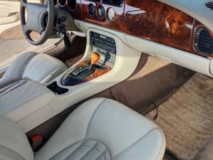 Image 19/39 of Jaguar XK8 4.0 (1998)
