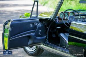 Image 17/52 of Mercedes-Benz 220 SE b (1963)