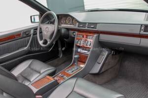 Image 10/33 of Mercedes-Benz E 200 (1994)