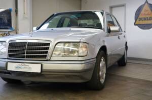 Image 5/33 of Mercedes-Benz E 300 Diesel (1994)