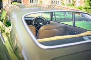 Image 13/28 of Aston Martin DB 6 Mk II (1970)
