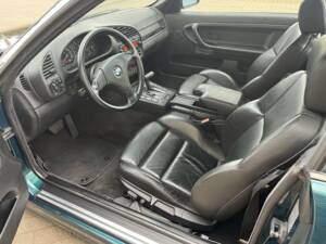 Image 2/8 of BMW 325i (1995)