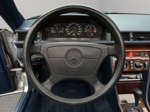 Image 10/21 de Mercedes-Benz E 200 (1995)