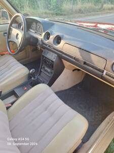 Bild 14/20 von Mercedes-Benz 200 (1982)