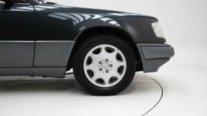 Bild 10/15 von Mercedes-Benz E 220 (1994)