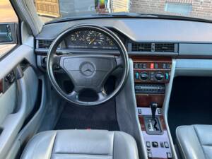 Imagen 18/64 de Mercedes-Benz E 500 (1993)