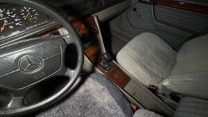 Bild 34/81 von Mercedes-Benz 250 TD (1992)
