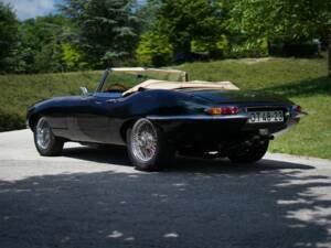 Image 6/8 of Jaguar E-Type "Lightweight" (1963)