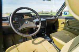 Image 2/8 de BMW 520/6 (1978)