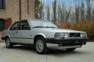Image 2/50 de Volvo 780 Bertone 2.4 TD (1987)