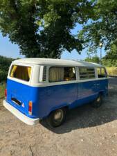 Image 3/20 of Volkswagen T2b Kombi (1974)