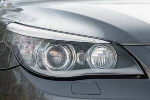 Bild 28/50 von BMW 550i (2006)