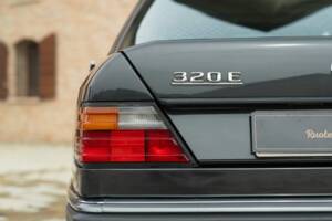 Obraz 12/49 pojazdu Mercedes-Benz 320 E (1993)