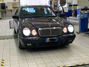 Afbeelding 2/12 van Mercedes-Benz E 300 Turbodiesel (1998)