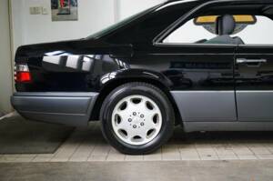 Obraz 37/40 pojazdu Mercedes-Benz E 320 (1993)