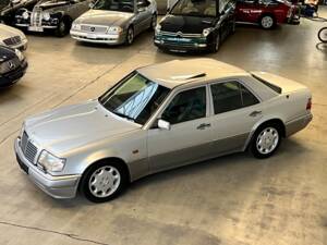 Afbeelding 12/62 van Mercedes-Benz E 500 (1995)