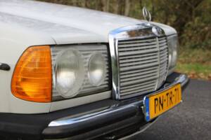Image 4/22 of Mercedes-Benz 200 (1978)