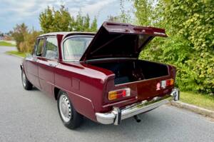 Image 19/24 of Alfa Romeo Giulia 1300 Super (1972)