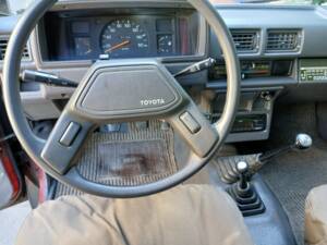 Bild 23/34 von Toyota Hilux (1988)