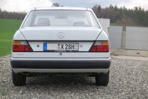 Image 27/71 of Mercedes-Benz 300 E 4-Matic (1990)