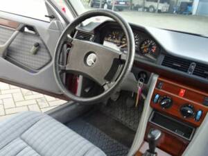 Bild 20/24 von Mercedes-Benz 230 E (1990)