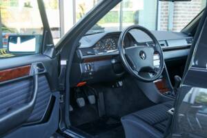 Image 20/50 of Mercedes-Benz 200 E (1992)