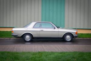 Image 4/30 de Mercedes-Benz 280 CE (1980)