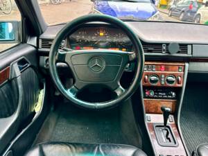 Image 8/11 of Mercedes-Benz E 300 Turbodiesel T (1996)
