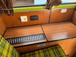 Image 77/100 of Volkswagen T2b Westfalia (1979)