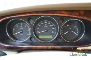 Image 12/50 of Jaguar XJ 2.7 D (2008)