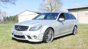 Imagen 8/18 de Mercedes-Benz C 63 AMG T (2010)
