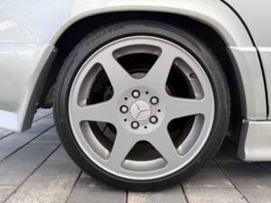 Immagine 7/49 di Mercedes-Benz 190 E (1990)