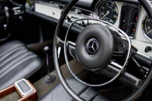 Image 32/50 of Mercedes-Benz 280 SL (1968)