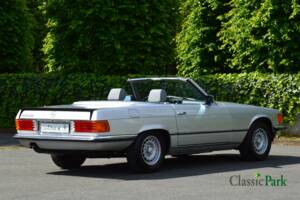 Image 17/50 de Mercedes-Benz 500 SL (1985)