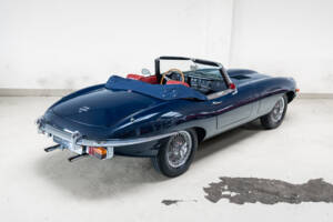 Image 36/36 of Jaguar E-Type (1969)