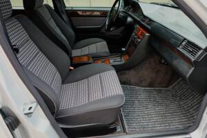 Imagen 21/75 de Mercedes-Benz E 280 T (1994)