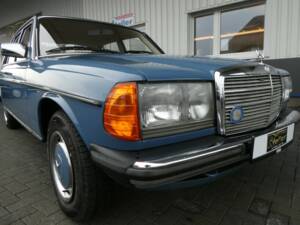 Bild 17/21 von Mercedes-Benz 200 D (1983)