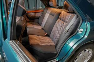 Image 26/40 de Mercedes-Benz E 220 (1995)