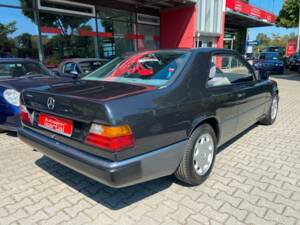 Immagine 18/18 di Mercedes-Benz 230 CE (1991)
