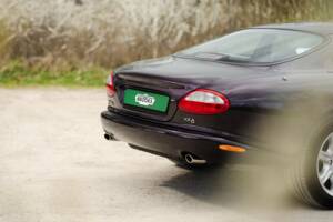 Immagine 10/28 di Jaguar XK8 4.0 (1999)