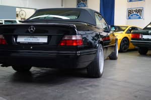 Image 32/36 of Mercedes-Benz E 320 (1995)