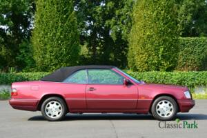 Bild 20/50 von Mercedes-Benz E 200 (1994)