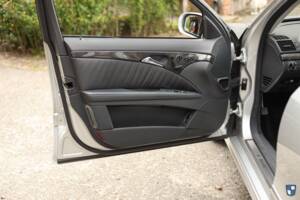 Image 21/72 of Mercedes-Benz E 55 AMG (2002)