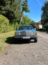 Immagine 9/38 di Mercedes-Benz 230 CE (1983)