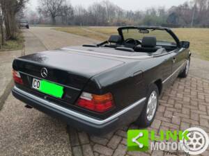 Image 6/10 de Mercedes-Benz 300 CE (1993)